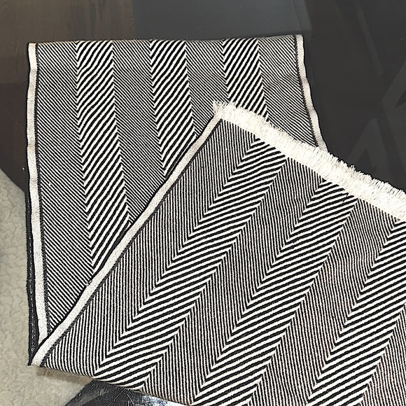 NWOT!!Beautiful Black and Cream Scarf /Wrap with Fringe - Picture 3 of 4